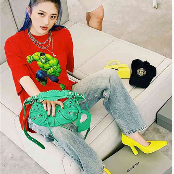 Designer balencigass Handbags classic Hangbags Aristocrati Armpit Oblique Back Model Celebrity Blog Red Women'sss, Black gift box boutique
Designer balencigass Handbags classic Hangbags Aristocrati Armpit Oblique Back Model Celebrity Blog Red Women'sss, Black gift box boutique
