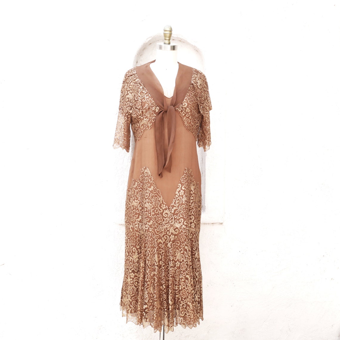 Vintage Brown Lace Mother Of The Bride Dresses Middle Length Short Sleeve V-neck Guest Wedding Party Gowns Groom Mom Formal Evening Wear