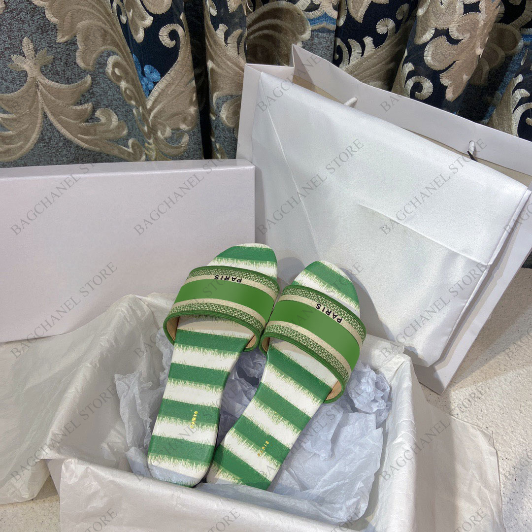 Women slippers designer embroidered flat shoes luxury animal classic pattern sandals high quality lady summer beach shoes Size 34-42 White box
Women slippers designer embroidered flat shoes luxury animal classic pattern sandals high quality lady summer beach shoes Size 34-42 White box