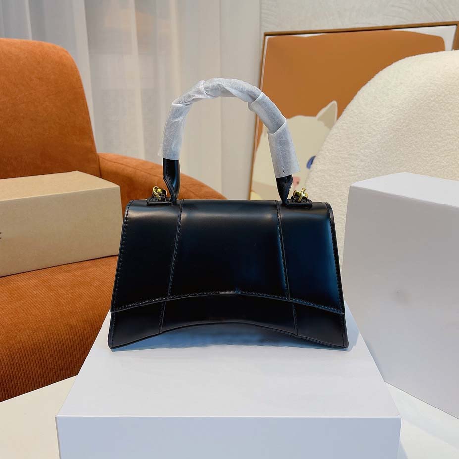 Retro luxury Single shoulder bag womens black version flap mini dinner bag on the go tote small wallets new fashion hourglass handbags designer crossbody female, White smooth gold
Retro luxury Single shoulder bag womens black version flap mini dinner bag on the go tote small wallets new fashion hourglass handbags designer crossbody female, White smooth gold