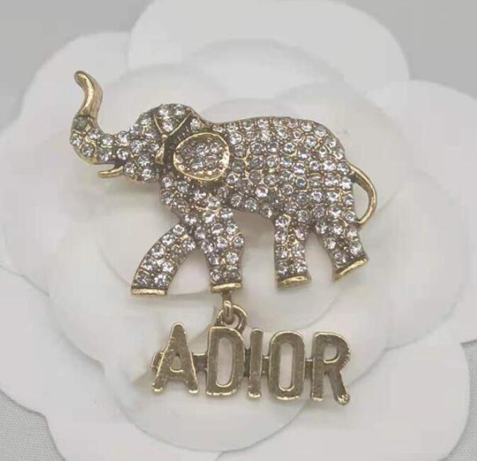 22SS 20styles Vintage Letters Brooch Luxury Brand Design Women Sweet Wind Brooches Pearl Suit Pin Clothing Decoration High Quality Accessories
22SS 20styles Vintage Letters Brooch Luxury Brand Design Women Sweet Wind Brooches Pearl Suit Pin Clothing Decoration High Quality Accessories