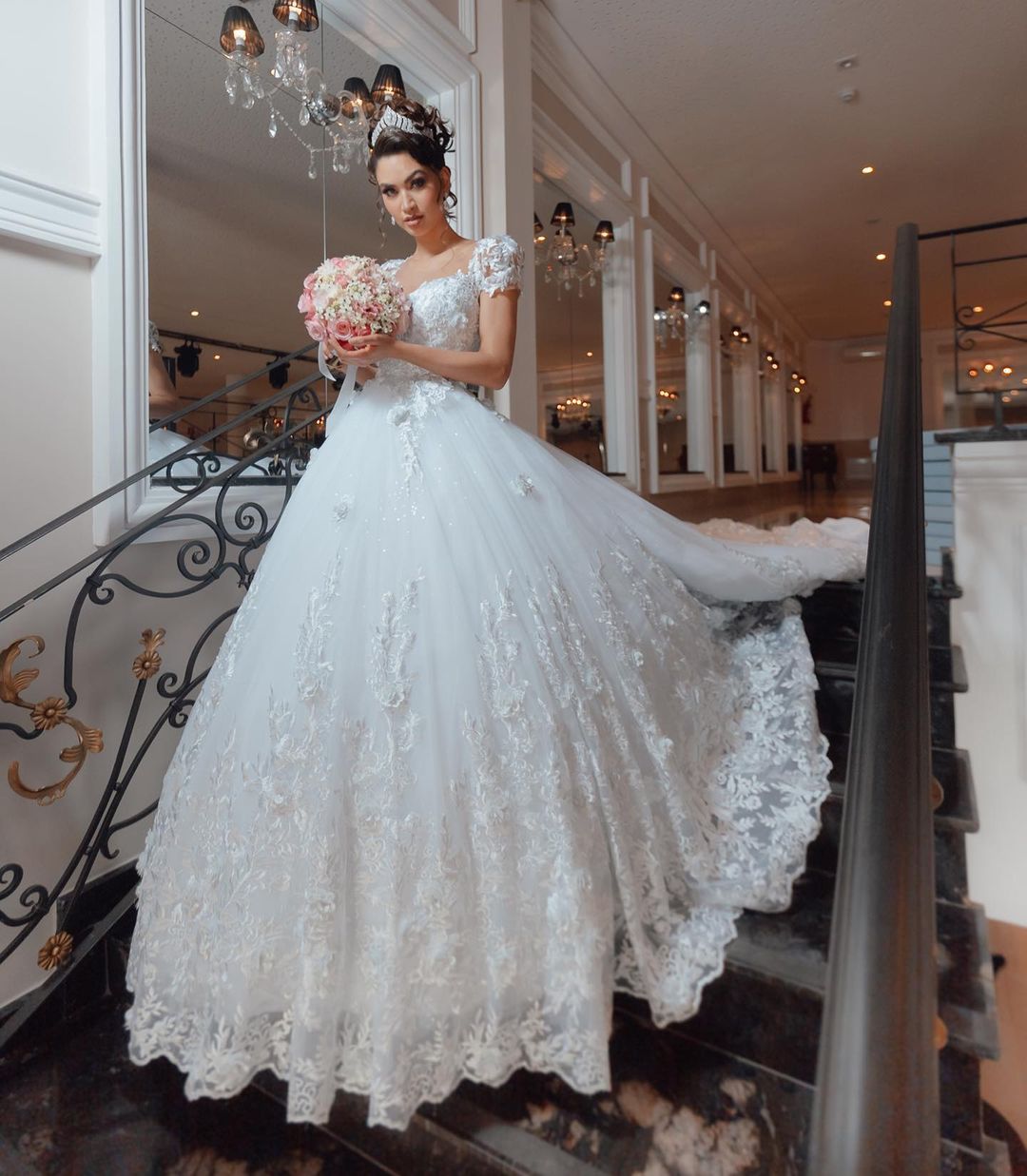 Luxury Lace White Wedding Dress Scoop Applique Short Sleeve Ball Gown Custom Made Saudi Arabic Bridal Gowns