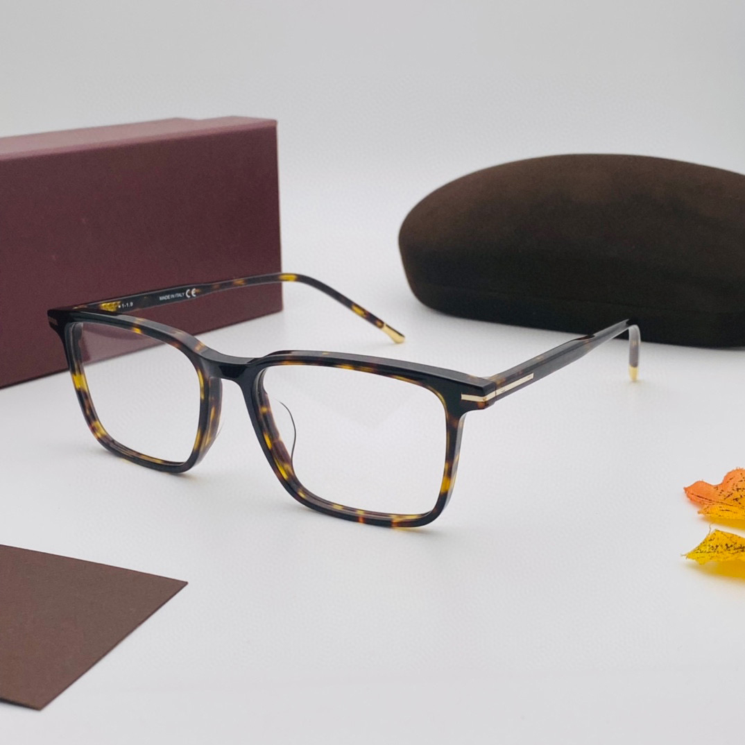 Womens Eyeglasses Frame Clear Lens Men Sun Gasses Top Quality Fashion Style Protects Eyes UV400 With Case 5607
Womens Eyeglasses Frame Clear Lens Men Sun Gasses Top Quality Fashion Style Protects Eyes UV400 With Case 5607