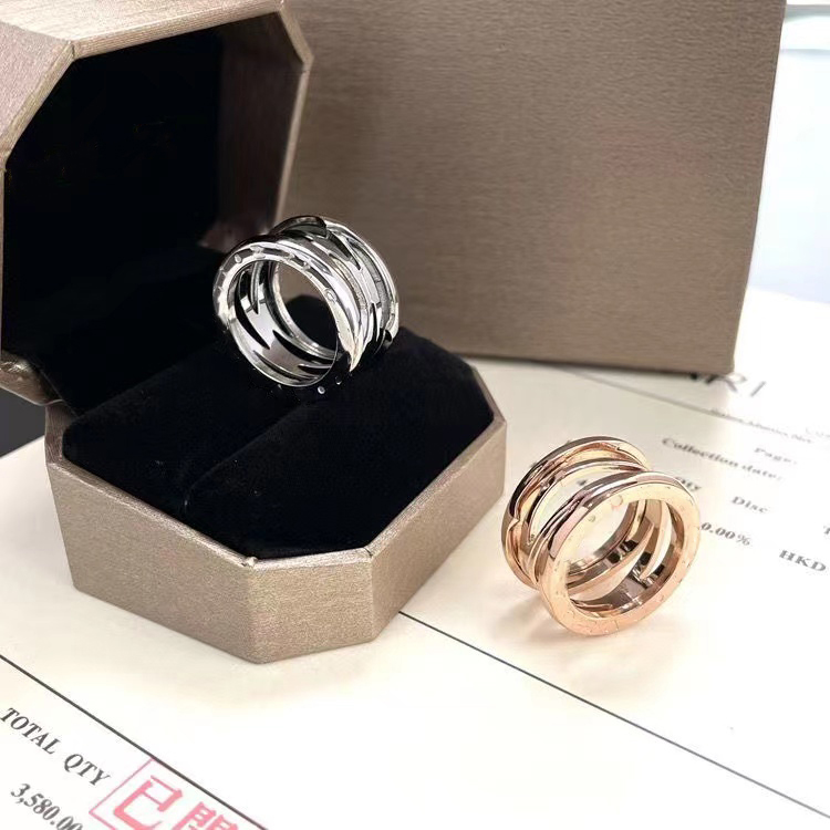 Luxury designer Openwork spring ring B Wide-width couple rings Luxurys Jewelry High Quality Casual Finger Rings Simple two models
Luxury designer Openwork spring ring B Wide-width couple rings Luxurys Jewelry High Quality Casual Finger Rings Simple two models
