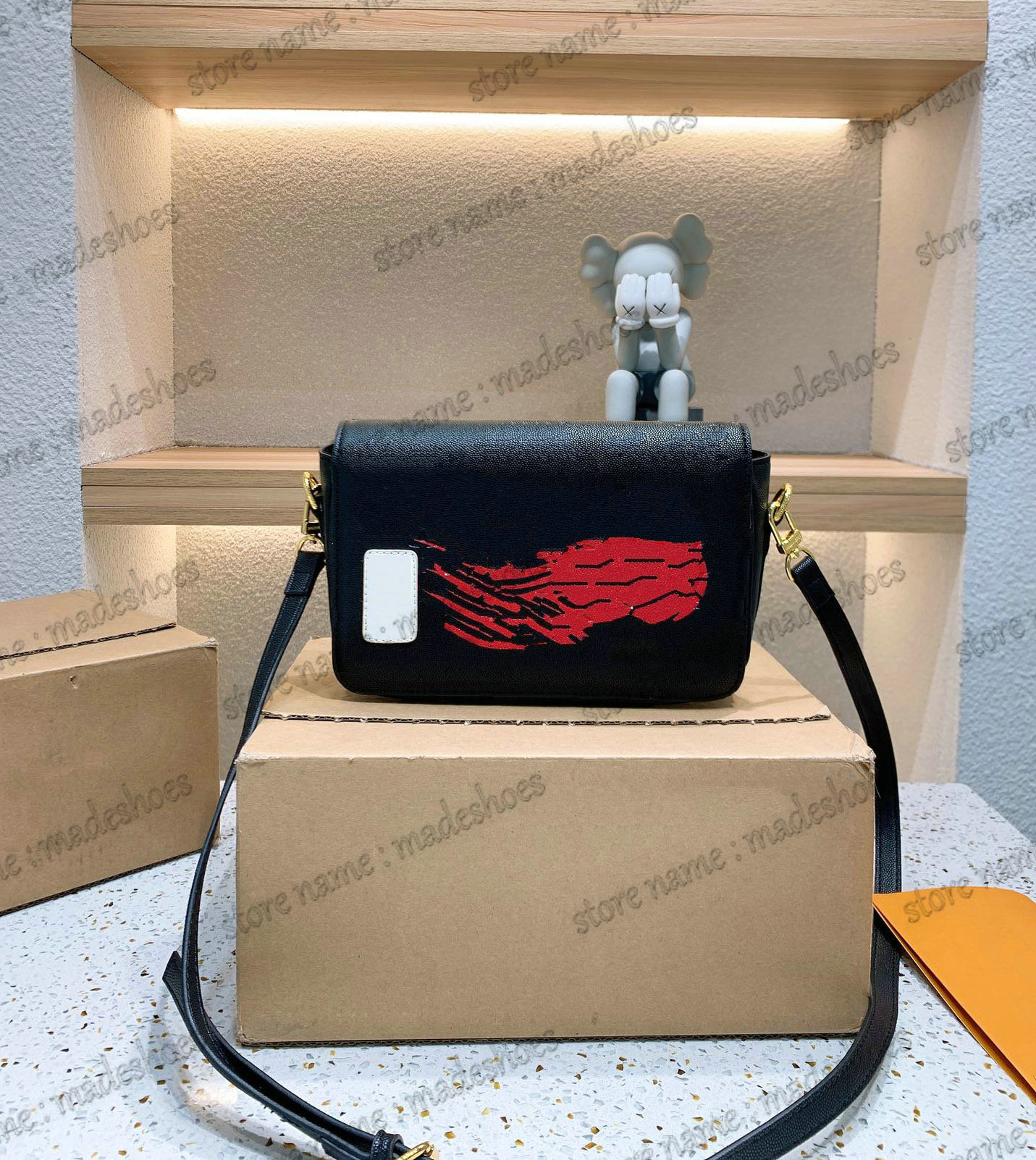 Basketball STUDIO MESSENGER Shoulder Bag Designer Mens Crossbody Championship Jackets Logo Embossed Monograms Leather Signature Strap Men's Luxurys Flap
Basketball STUDIO MESSENGER Shoulder Bag Designer Mens Crossbody Championship Jackets Logo Embossed Monograms Leather Signature Strap Men's Luxurys Flap