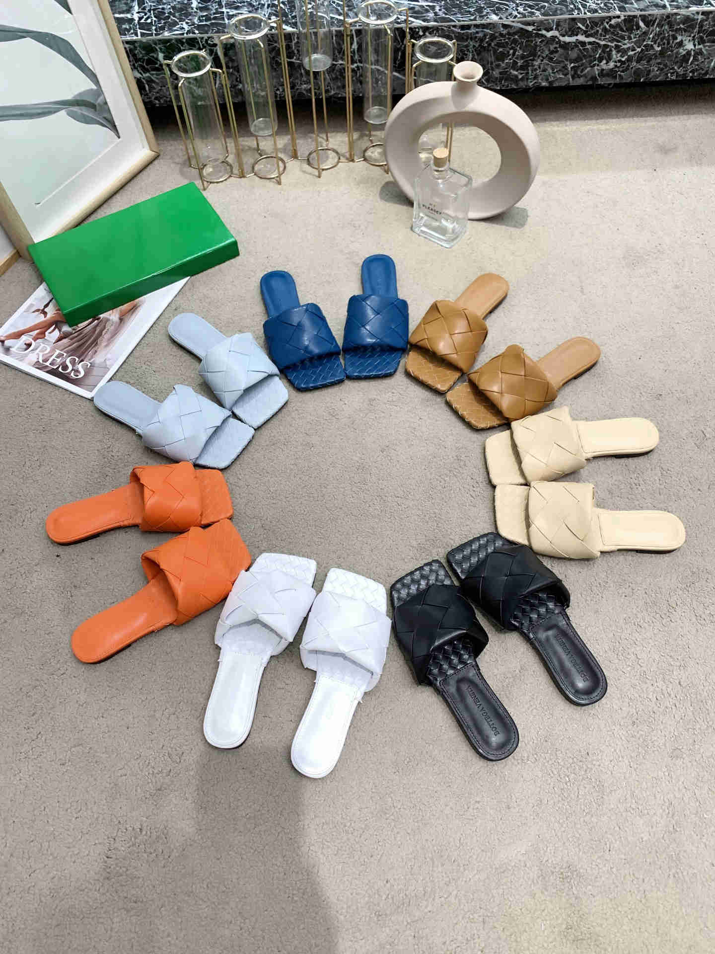 2021 luxury sandals women slipper men slides leather sandal womens Hook & Loop casual shoes 35-42 with box and dust bag
2021 luxury sandals women slipper men slides leather sandal womens Hook & Loop casual shoes 35-42 with box and dust bag