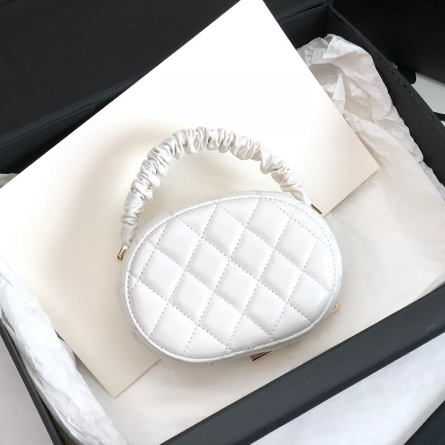 10A Mirror quality Classic Vanity Case Diamond Lattice Leather Cosmetic Bag Designer Women Handbag Luxuries Designers Makeup Bag AP2731 With Box C067
10A Mirror quality Classic Vanity Case Diamond Lattice Leather Cosmetic Bag Designer Women Handbag Luxuries Designers Makeup Bag AP2731 With Box C067