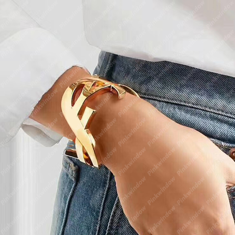 Women Designer Bracelets Fashion Gold OPYUM TWIST CUFF BRACELET IN METAL Hollow Letter YS For Womens Party Wedding Jewelry With Box 2205101
Women Designer Bracelets Fashion Gold OPYUM TWIST CUFF BRACELET IN METAL Hollow Letter YS For Womens Party Wedding Jewelry With Box 2205101