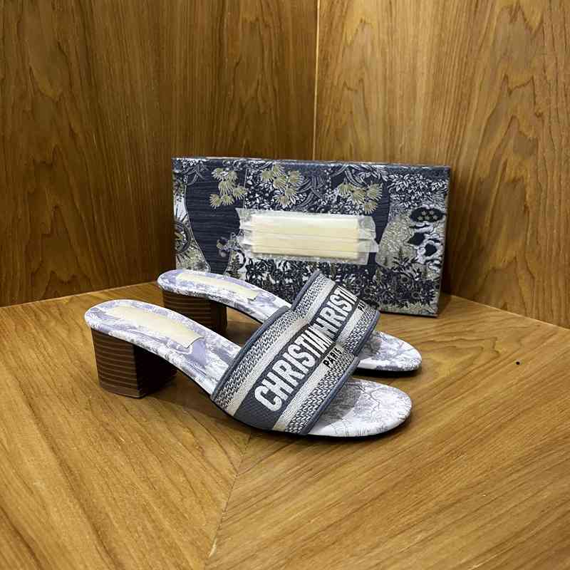 Outlet 2022 new thick heel embroidered slippers are versatile, wearing printed high heels, one-sided slippers, middle heel sandals and, Stone green
Outlet 2022 new thick heel embroidered slippers are versatile, wearing printed high heels, one-sided slippers, middle heel sandals and, Stone green
