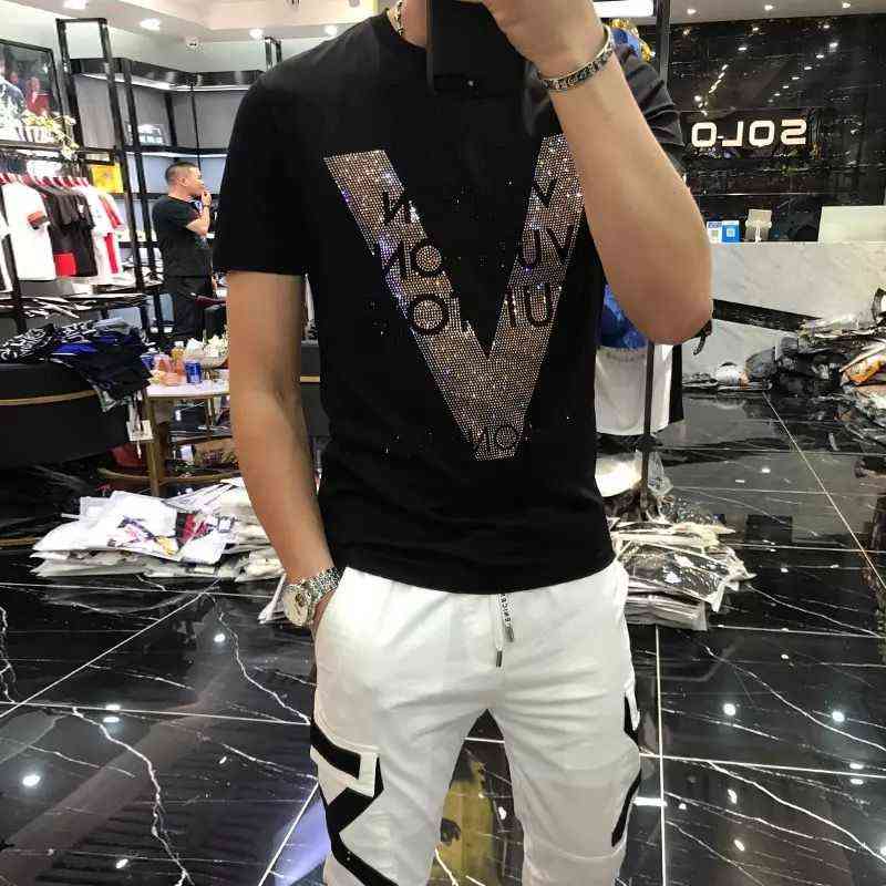 Men's T-shirts 2022 New High Quality Mercerized Cotton V-pattern Rhinestone Designer Male Slim Casual Tees Black White Fashion Trend Short
Men's T-shirts 2022 New High Quality Mercerized Cotton V-pattern Rhinestone Designer Male Slim Casual Tees Black White Fashion Trend Short