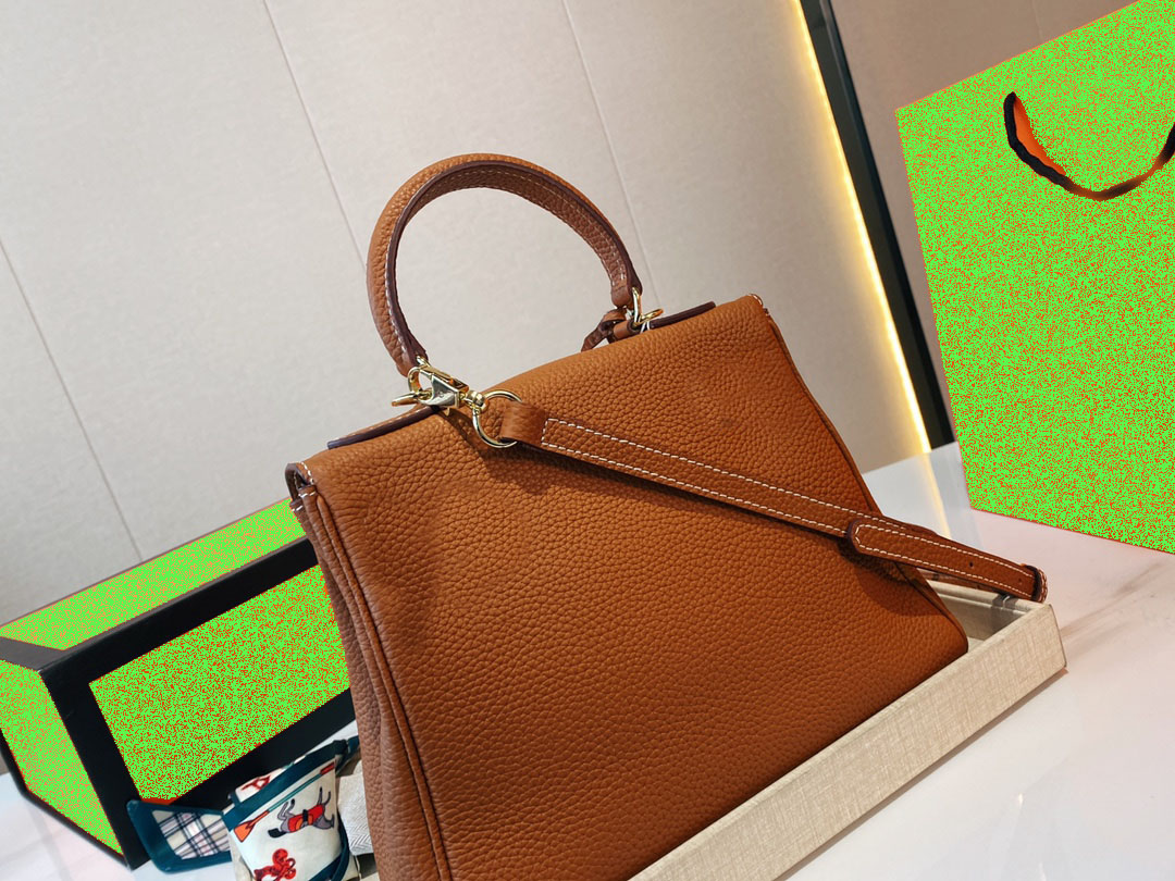 Designer bag Handbags Hot Selling Platinum Handbags Single Chain Calfskin Women with Gift Box and Charm A+, Gift boxes and pendants
Designer bag Handbags Hot Selling Platinum Handbags Single Chain Calfskin Women with Gift Box and Charm A+, Gift boxes and pendants