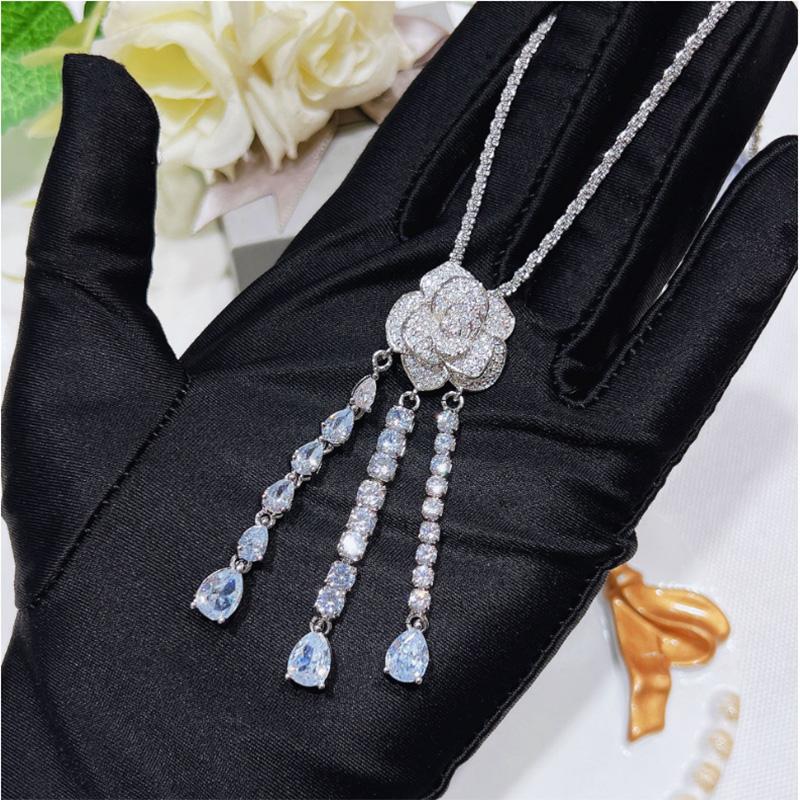 Chains Shiny Camellia Top Handmade Rhinestone Necklace Ladies Bulingbuling Water Drop PendantHhigh-quality Collarbone Jewelry Z587Chains Cha
Chains Shiny Camellia Top Handmade Rhinestone Necklace Ladies Bulingbuling Water Drop PendantHhigh-quality Collarbone Jewelry Z587Chains Cha