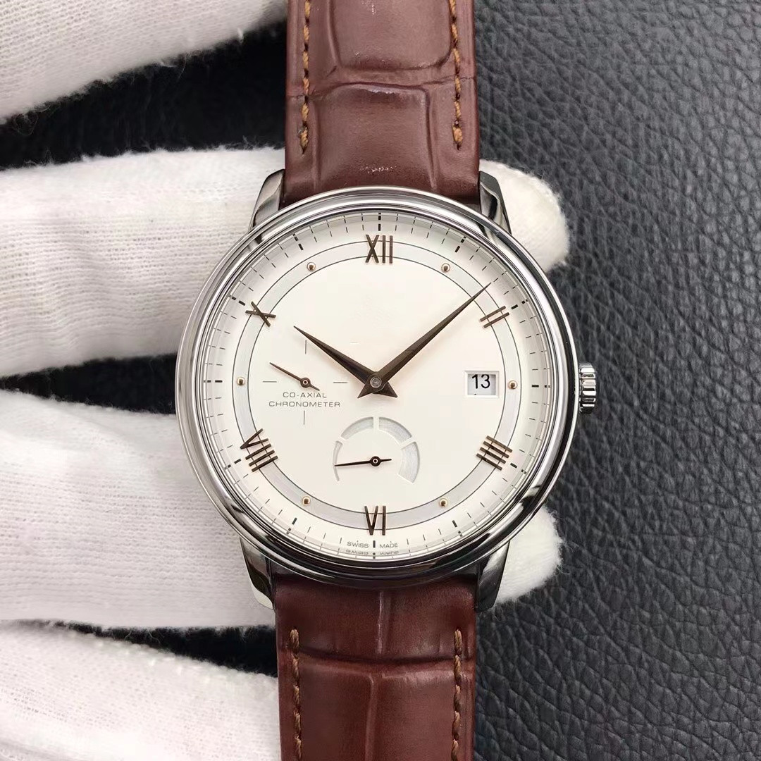 ZF watch is 39.5mm in diameter and 12.5 mm thickness. It is equipped with Cal.2627 movement, date kinetic energy storage display, sapphire glass mirror, classic buckle, As shown
ZF watch is 39.5mm in diameter and 12.5 mm thickness. It is equipped with Cal.2627 movement, date kinetic energy storage display, sapphire glass mirror, classic buckle, As shown
