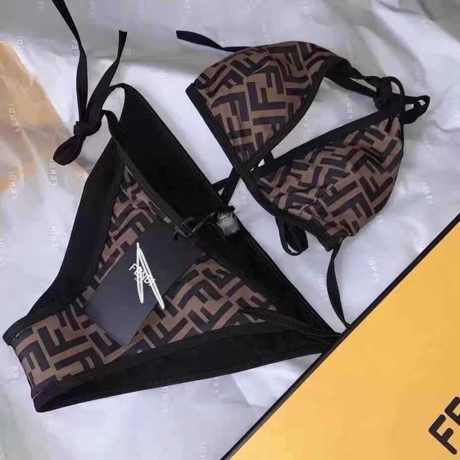 Shuangf high-end deep V exposed bikini, European American neck hanging split swimsuit, women' big chest gathered at the seaside for
Shuangf high-end deep V exposed bikini, European American neck hanging split swimsuit, women' big chest gathered at the seaside for