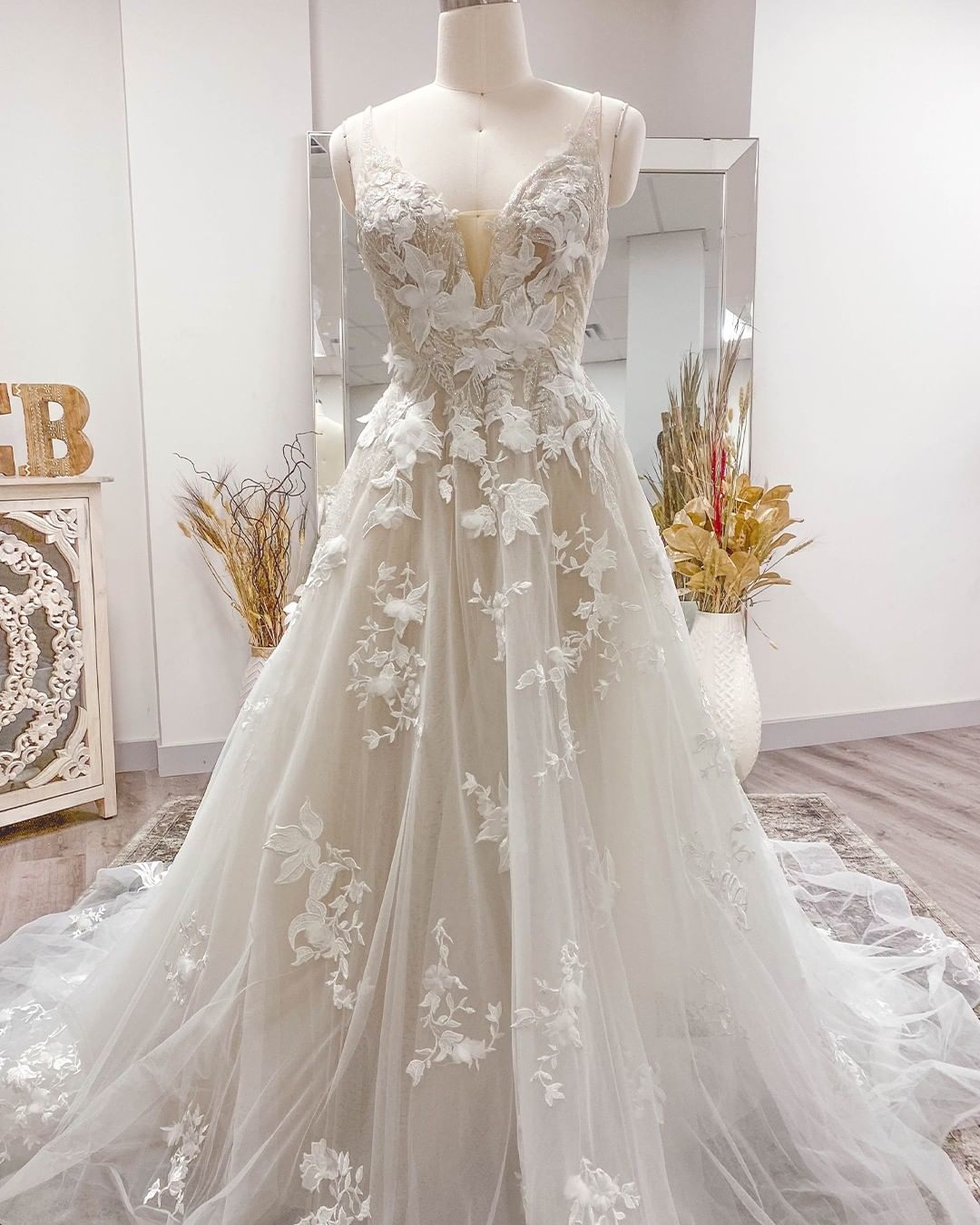 Sexy A-line Wedding Dresses Deep V Neck Long Lace Spaghetti Straps Sleeveless Chiffon Lace Ruffles Appliques Backless Sequins Floor Length Bohemian We