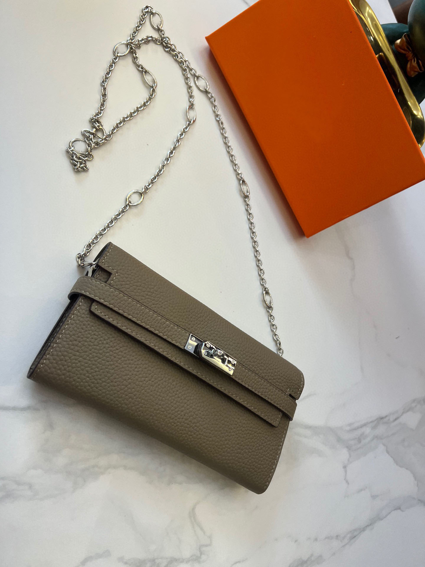 New fashion style chain kellyes bag top high quality luxury designer crossbody bags Full genuine leather inside outside wallets lady harms clutch Folding lock purse, Khaki
New fashion style chain kellyes bag top high quality luxury designer crossbody bags Full genuine leather inside outside wallets lady harms clutch Folding lock purse, Khaki