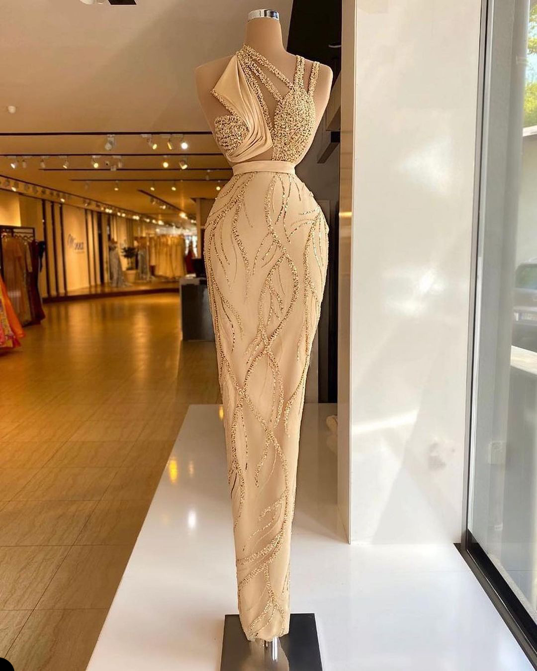 Sleeveless Chic Stunning Celebrity Evening Dresses Halter Straight Prom Dresses Lace Appliques Floor Length Party Women Formal Pageant Gowns