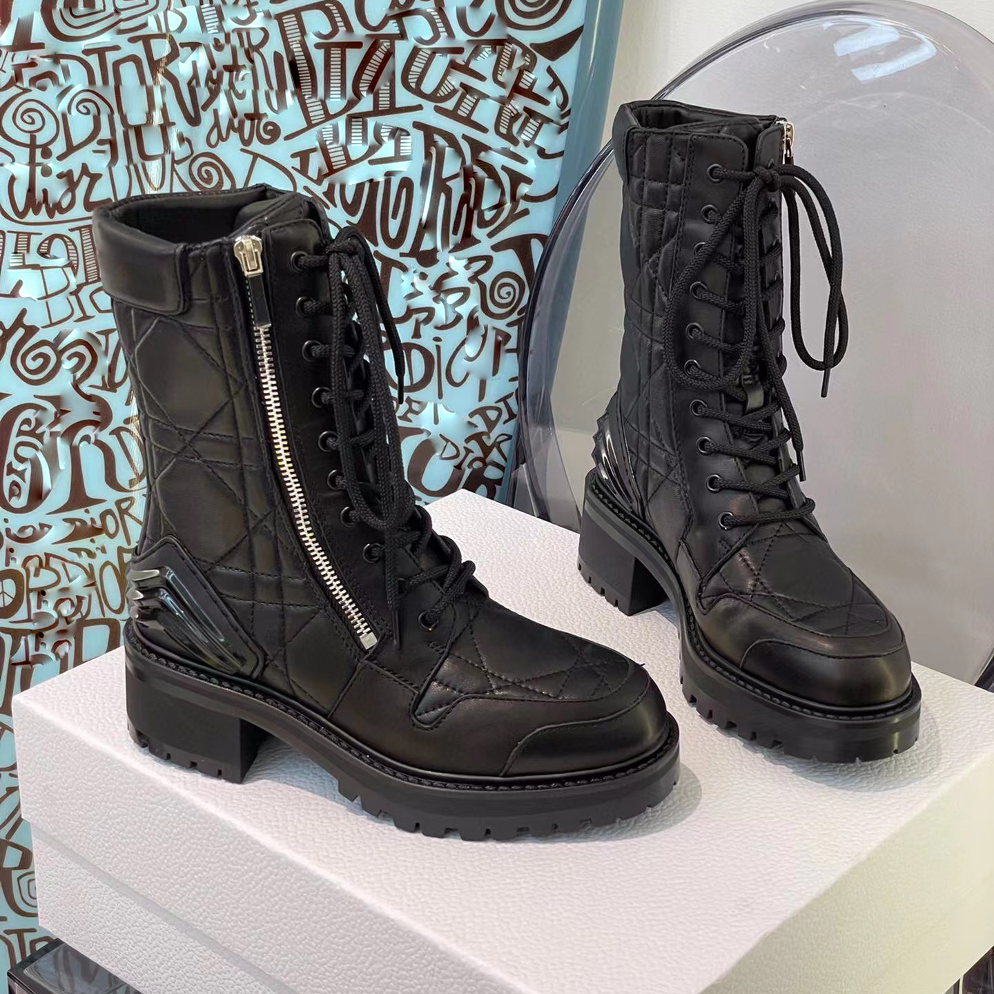 top-levelBlack cowhide leather Martin Boots Thick bottom Side zipper combat boot ankle women's Embroidered low Chunky Heel lace-up Boots luxury designers brand shoe, Black 
top-levelBlack cowhide leather Martin Boots Thick bottom Side zipper combat boot ankle women's Embroidered low Chunky Heel lace-up Boots luxury designers brand shoe, Black