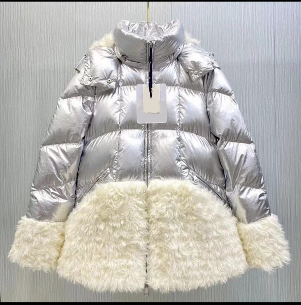 Designer Brand Ladies Maya Down Jackets Patchwork Plush Embroidered Letter Badge Ladies Silver Shiny Thickening Hooded Jacket, Supplement (not shipped separately)
Designer Brand Ladies Maya Down Jackets Patchwork Plush Embroidered Letter Badge Ladies Silver Shiny Thickening Hooded Jacket, Supplement (not shipped separately)