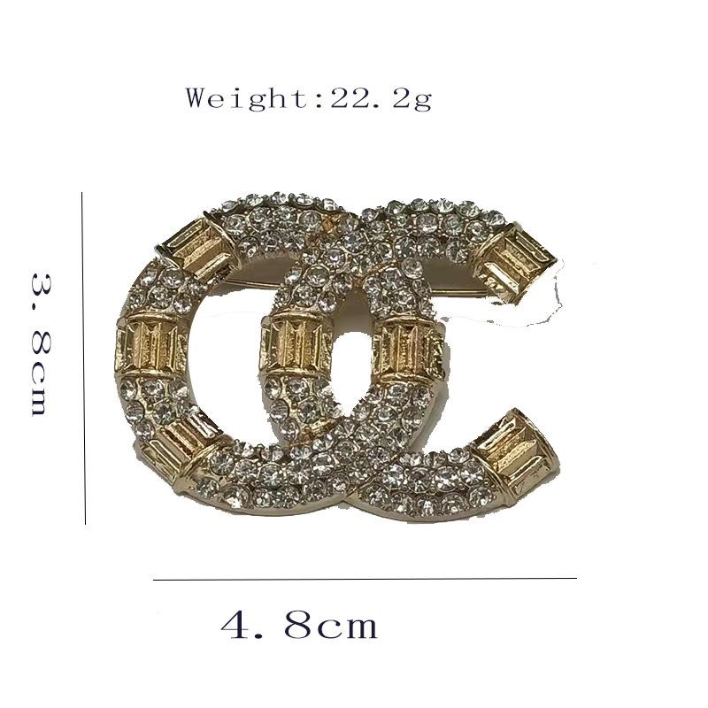 Vintage Designer Brand Double Letter Brooch for Women Pearl Rhinestone Crystal Broochs Suit Laple Pin Fashion Scarf Sweater Wedding Party Jewerlry Accessories
Vintage Designer Brand Double Letter Brooch for Women Pearl Rhinestone Crystal Broochs Suit Laple Pin Fashion Scarf Sweater Wedding Party Jewerlry Accessories