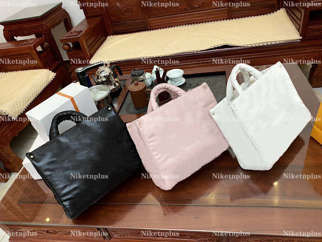 ONTHEGO MM Bag Designer 2022SS Bubblegram Collection Tote Embossed Monograms Womens Designer Handbag CrossBody Handle Purse Wallets ON THE GO 35cm, #1
ONTHEGO MM Bag Designer 2022SS Bubblegram Collection Tote Embossed Monograms Womens Designer Handbag CrossBody Handle Purse Wallets ON THE GO 35cm, #1