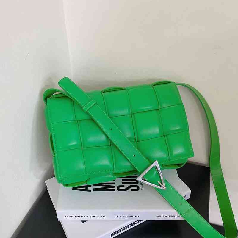2022 Luxury Women Bottegass Handbags Venetas New Cassette Real Sheep Pickup Woven Hand Pillow Messenger, Racing green
2022 Luxury Women Bottegass Handbags Venetas New Cassette Real Sheep Pickup Woven Hand Pillow Messenger, Racing green