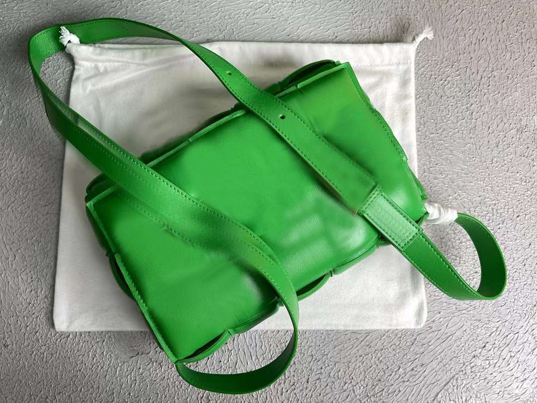 Fashionable green shoulder bag high quality leather retro style design classic casual meal bag women
Fashionable green shoulder bag high quality leather retro style design classic casual meal bag women