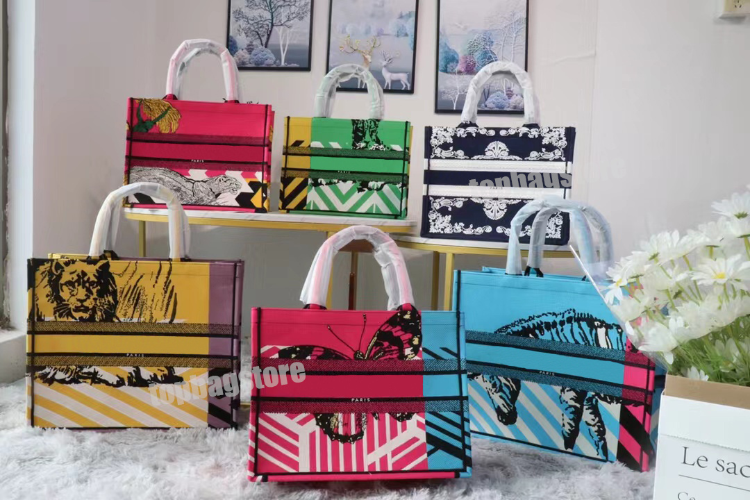 WOMEN TOTE BAG HANDBAGS BOOKS TOTES BAGS DESIGNER WOMENS HANDBAG FASHION CLIASSIC PRINTING Street Trend Large Capacity Printing Pattern Embroidery Shopping A11, Customize
WOMEN TOTE BAG HANDBAGS BOOKS TOTES BAGS DESIGNER WOMENS HANDBAG FASHION CLIASSIC PRINTING Street Trend Large Capacity Printing Pattern Embroidery Shopping A11, Customize