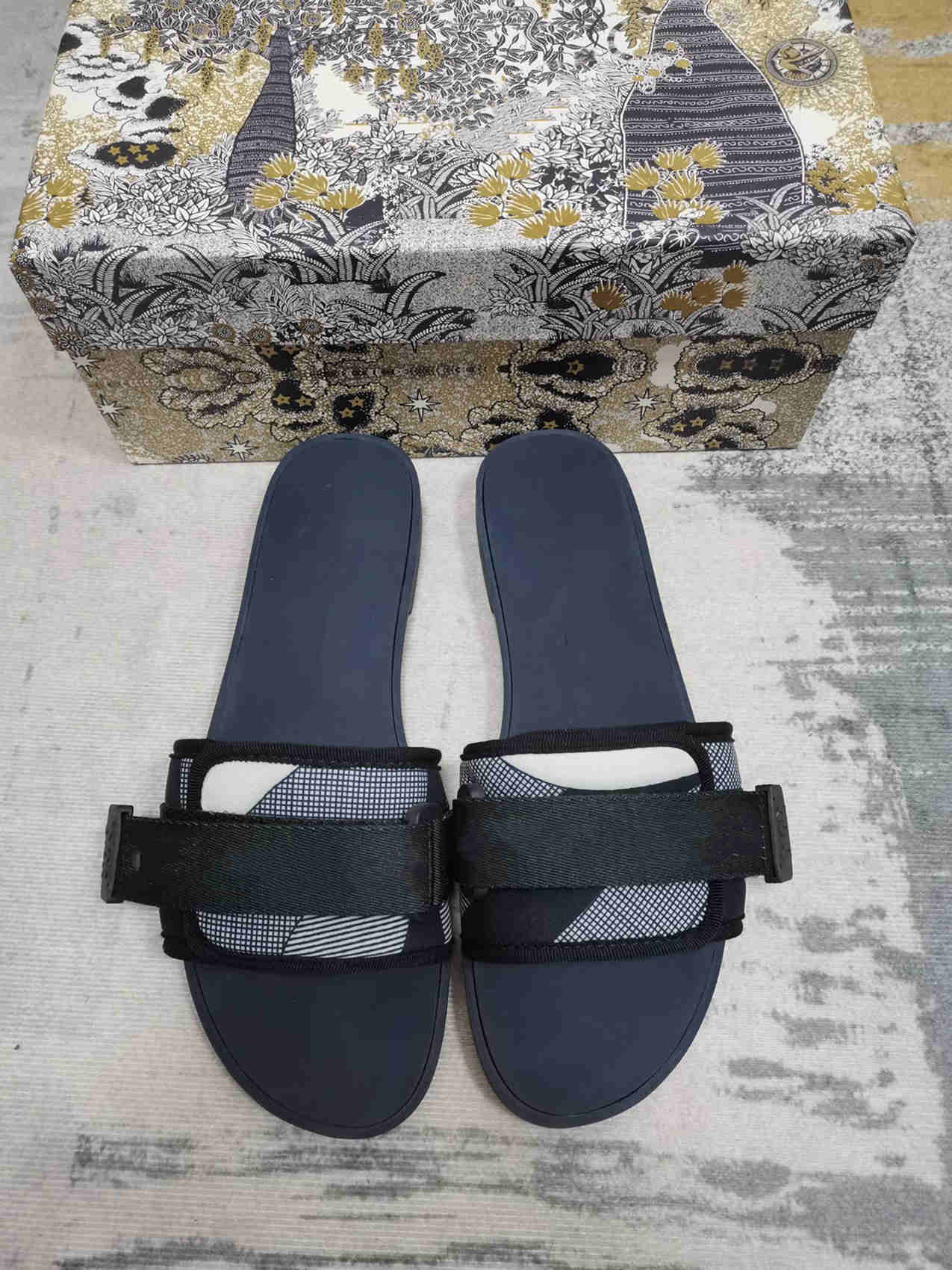 Paris Women luxurys designers sandals Slippers fashion Summer Girls Beach womens sandal Slides Flip Flops Loafers Sexy Embroidered shoes large with box
Paris Women luxurys designers sandals Slippers fashion Summer Girls Beach womens sandal Slides Flip Flops Loafers Sexy Embroidered shoes large with box