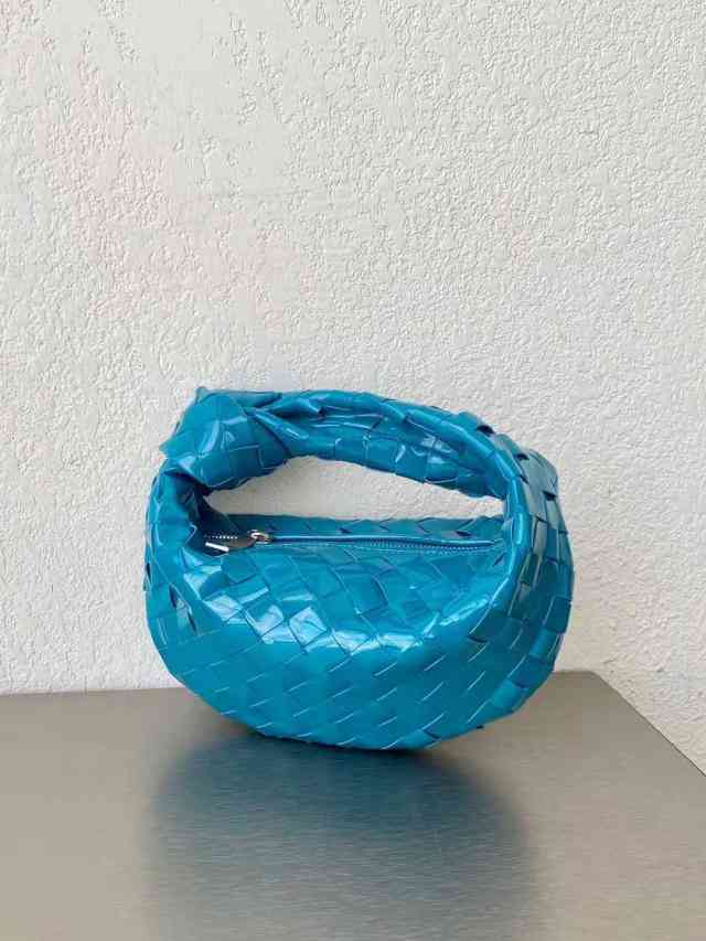 Designer Handbags Bottegav Venetas Jodie 22 Min Patent Leather Handbag Shiny Triangular Woven Knotted Vintage Small Round Bag YW2G, Peacock blue
Designer Handbags Bottegav Venetas Jodie 22 Min Patent Leather Handbag Shiny Triangular Woven Knotted Vintage Small Round Bag YW2G, Peacock blue