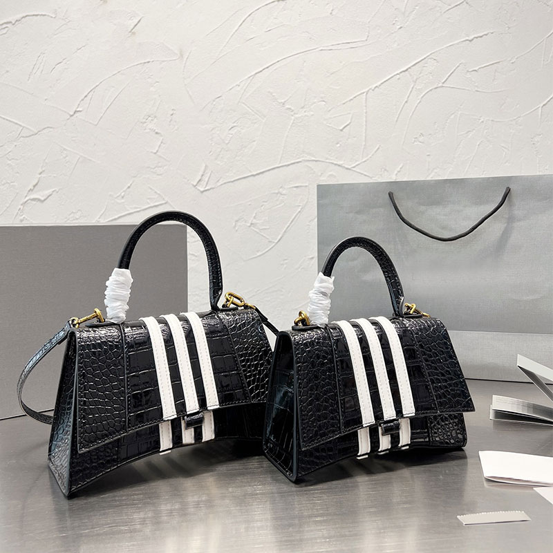 Hourglass Crossbody Bags Stripe Women Handbag Flap Alligator Shoulder Bag Hardware Letters Removable Strap Curved Bottom High Quality Wallets, Gift box (not sold separately)
Hourglass Crossbody Bags Stripe Women Handbag Flap Alligator Shoulder Bag Hardware Letters Removable Strap Curved Bottom High Quality Wallets, Gift box (not sold separately)