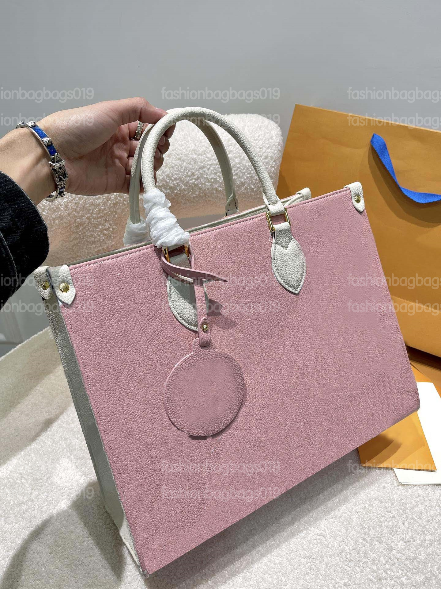 2022 onthego MM 35cm Tote Bag ON THE GO Bicolour Monograms Print Handle Bag with Logo Tag Designer Women Cross Body
2022 onthego MM 35cm Tote Bag ON THE GO Bicolour Monograms Print Handle Bag with Logo Tag Designer Women Cross Body