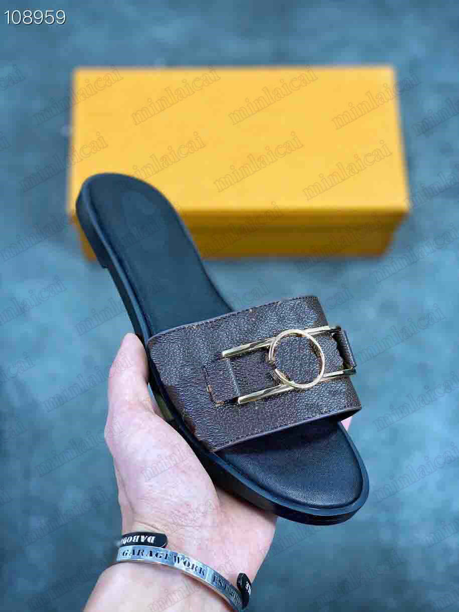 Lock It Flat Mule Slippers Designer Womens Luxurys Classic Metal Circle Sandals Genuine Leather Ladies Dauphine Outdoor Casual Slipper Flip Flops Scuffs
Lock It Flat Mule Slippers Designer Womens Luxurys Classic Metal Circle Sandals Genuine Leather Ladies Dauphine Outdoor Casual Slipper Flip Flops Scuffs