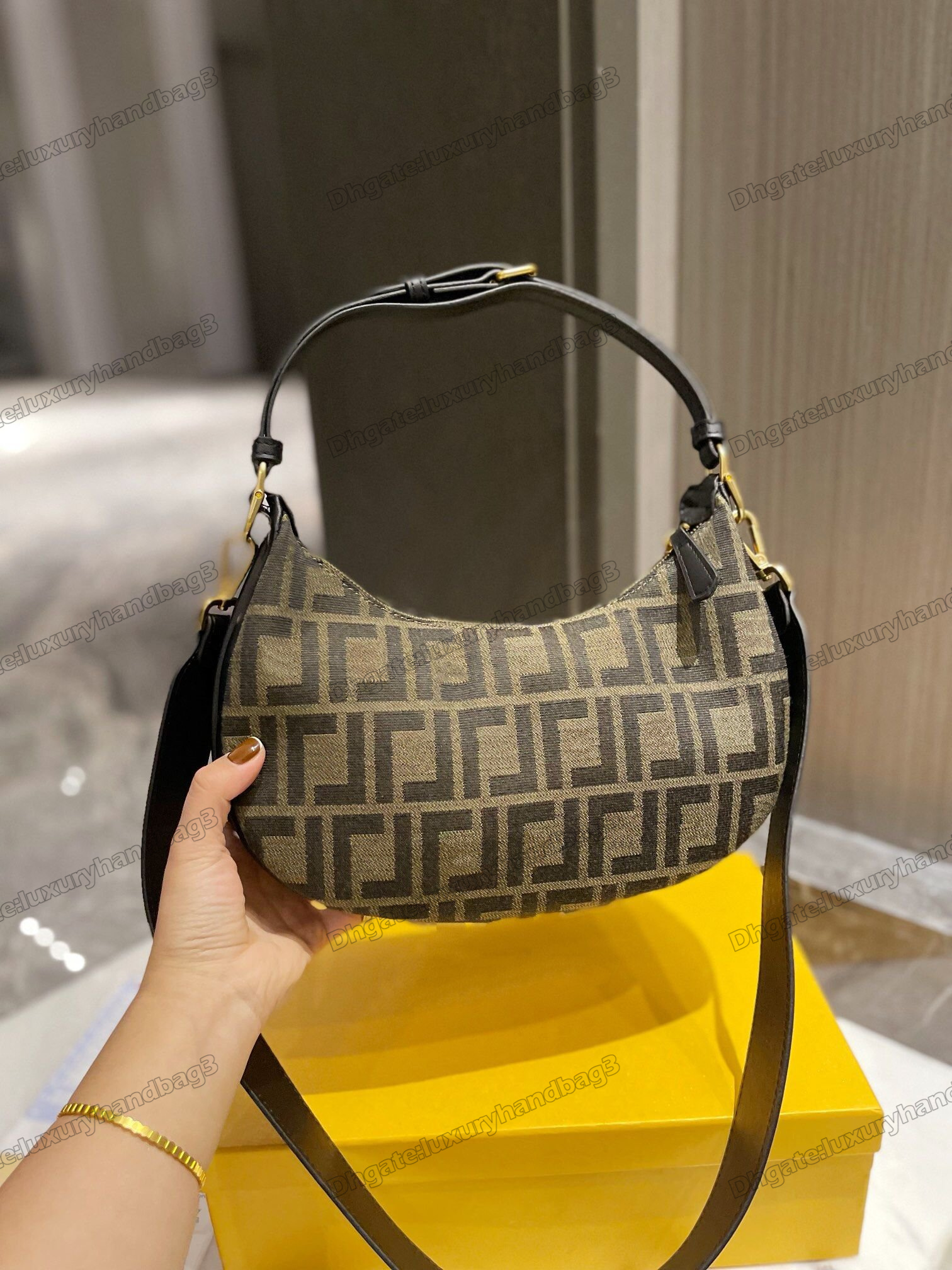 F Graphy Underarm Bag Halfmoon Shape Vintage Monograms Canvas Bottom Gold Metal Letter Logo with Leather Strap Designers Luxurys Cross Body
F Graphy Underarm Bag Halfmoon Shape Vintage Monograms Canvas Bottom Gold Metal Letter Logo with Leather Strap Designers Luxurys Cross Body