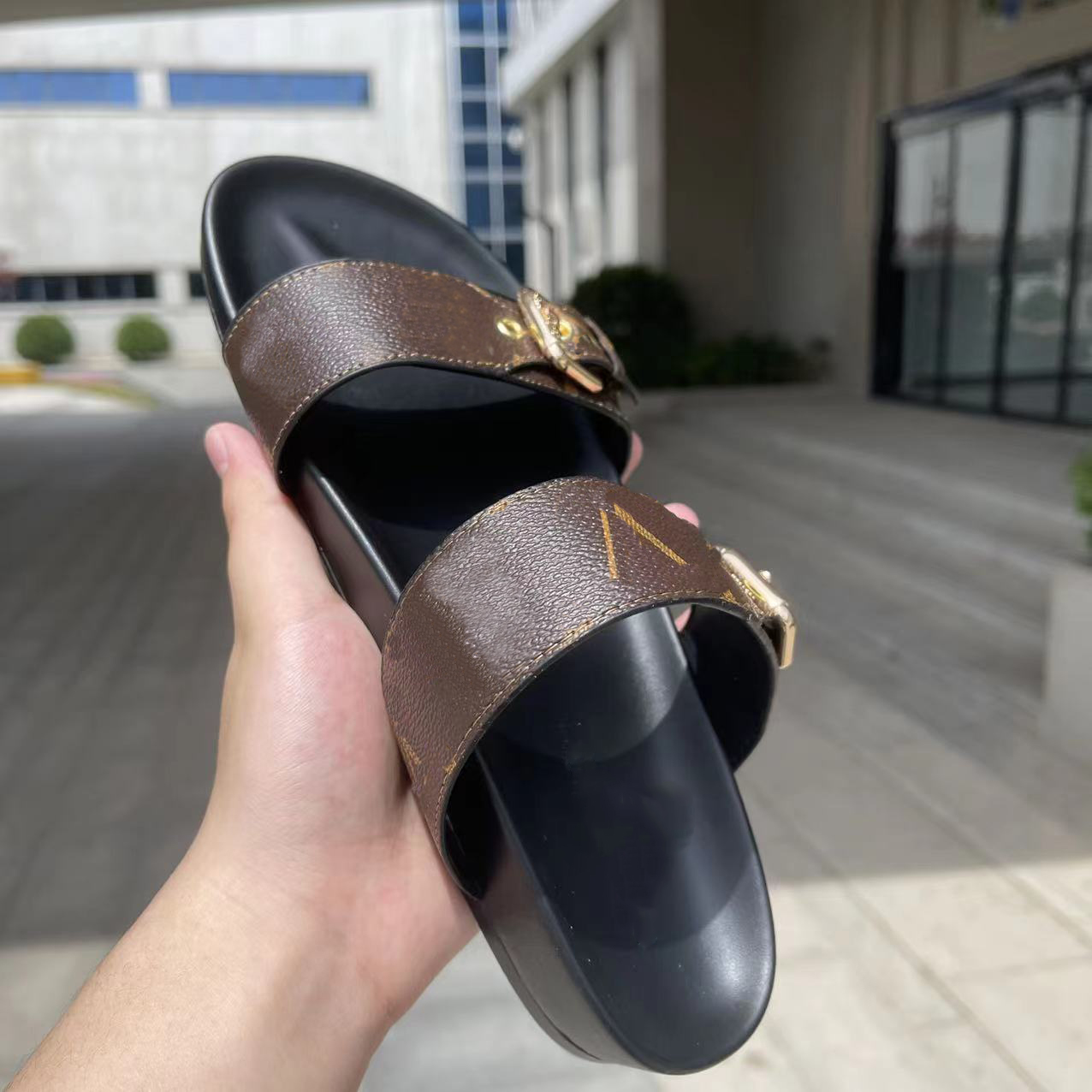 2022Women Summer slippers BOM DIA FLAT MULE Adjusted Straps with Gold Tone Buckles Summer Classic fashion Design Leather Canvas Slides Women
2022Women Summer slippers BOM DIA FLAT MULE Adjusted Straps with Gold Tone Buckles Summer Classic fashion Design Leather Canvas Slides Women