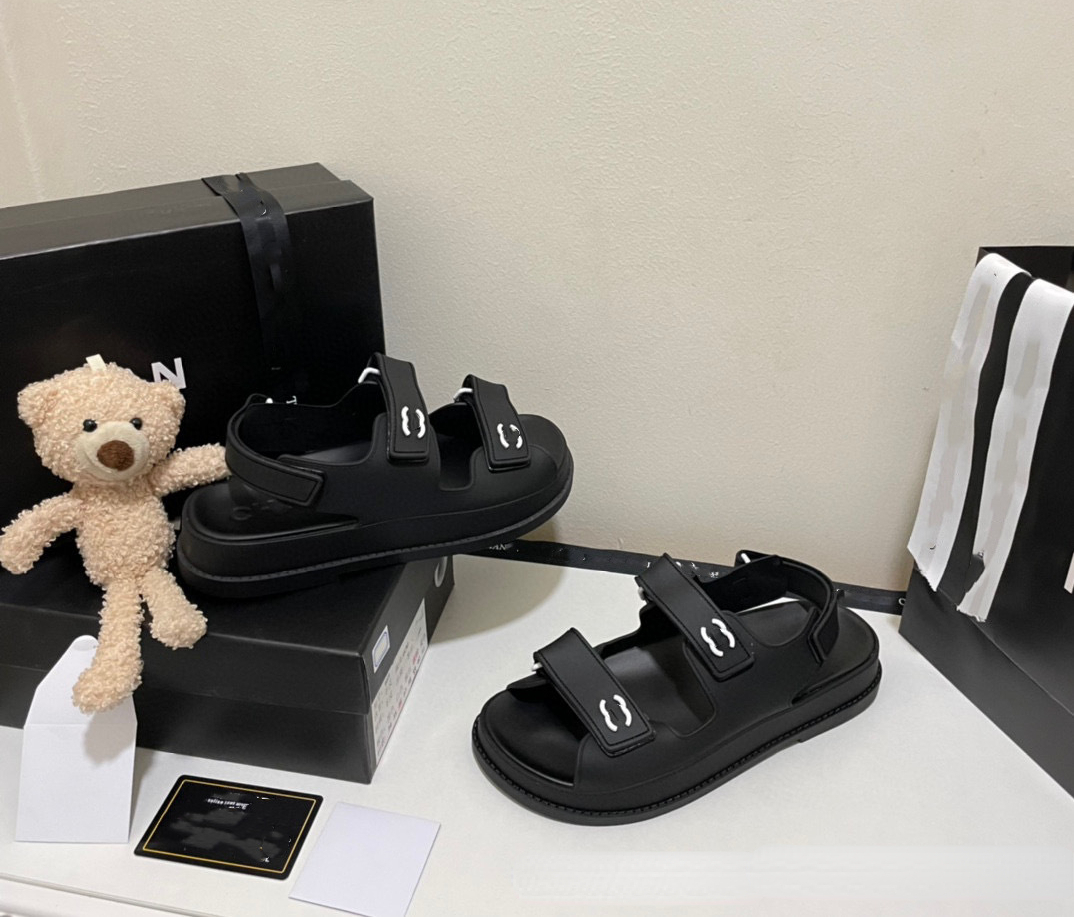 Designer Women Sandals Fashion Flat Sandal Black White Lambskin HOOK & LOOP Sandals Candy Color Beach Slippers
Designer Women Sandals Fashion Flat Sandal Black White Lambskin HOOK & LOOP Sandals Candy Color Beach Slippers