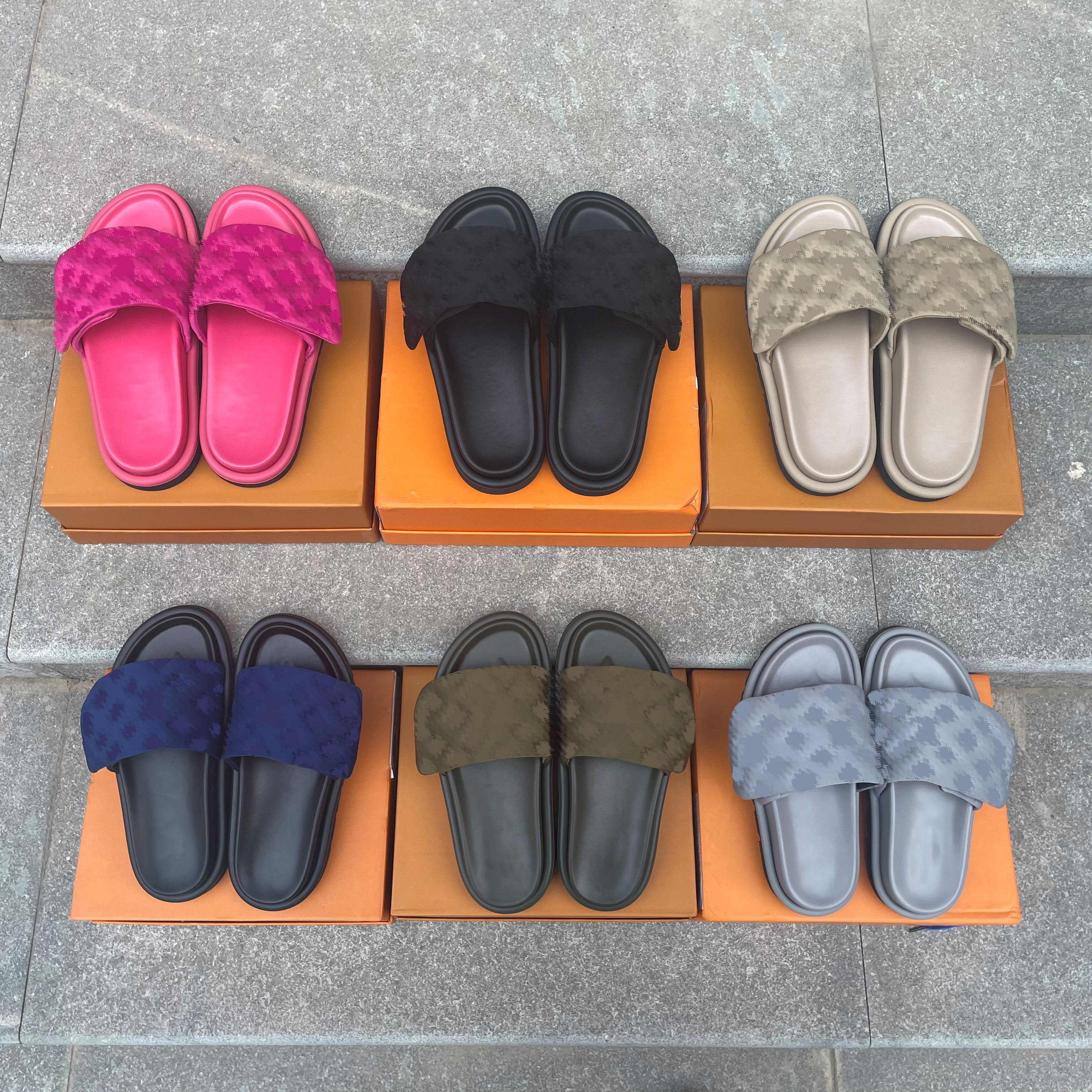 Designer Pool Pillow Comfort Sandals Velcros Slippers Mule Fashion Show New Slipper Lady Nylon Shoes Strap Men Leather Sandal Flat Rubber Outsole Slides size 35-46
Designer Pool Pillow Comfort Sandals Velcros Slippers Mule Fashion Show New Slipper Lady Nylon Shoes Strap Men Leather Sandal Flat Rubber Outsole Slides size 35-46