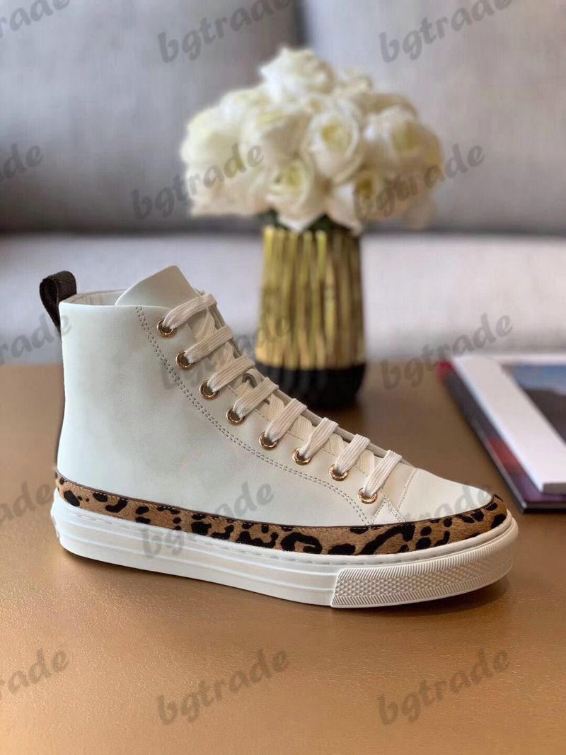 1 High OG Frontrow Leopard Running Shoes Classic Leather Designer Flat Runner Treainers White Calf Silk Letter Outdoor Sneakers
1 High OG Frontrow Leopard Running Shoes Classic Leather Designer Flat Runner Treainers White Calf Silk Letter Outdoor Sneakers