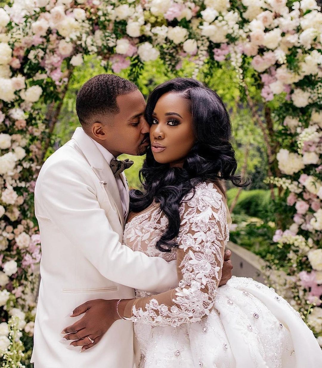Plus Size Appliques African Wedding Dresses Beaded Bridal Gown Custom Made Deep V Neck Overskrits Lace Up Wedding Gowns