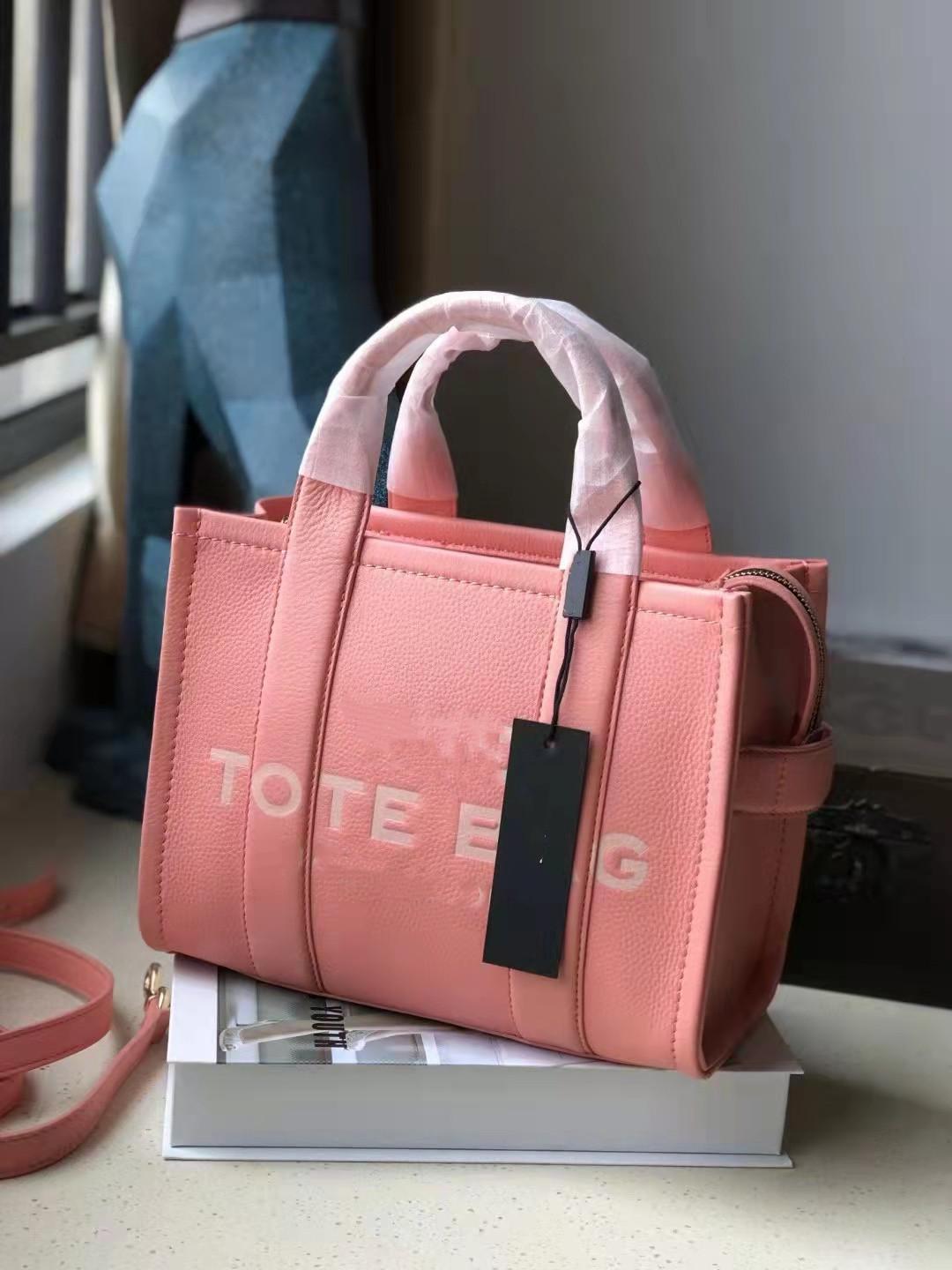 Marc Jocobs Genuine Leather Tote Bag Women's Vintage Handbag Simple Single Shoulder Messenger BagS 26CM, As pic
Marc Jocobs Genuine Leather Tote Bag Women's Vintage Handbag Simple Single Shoulder Messenger BagS 26CM, As pic