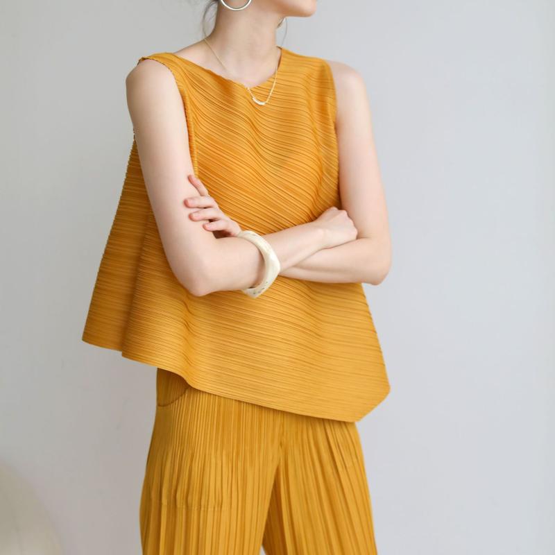 Women's T-Shirt For Women Summer Miyake Pleated Fashion Solid Loose O-neck Irregular Sleeveless Folds Tops Tide, Black
Women's T-Shirt For Women Summer Miyake Pleated Fashion Solid Loose O-neck Irregular Sleeveless Folds Tops Tide, Black