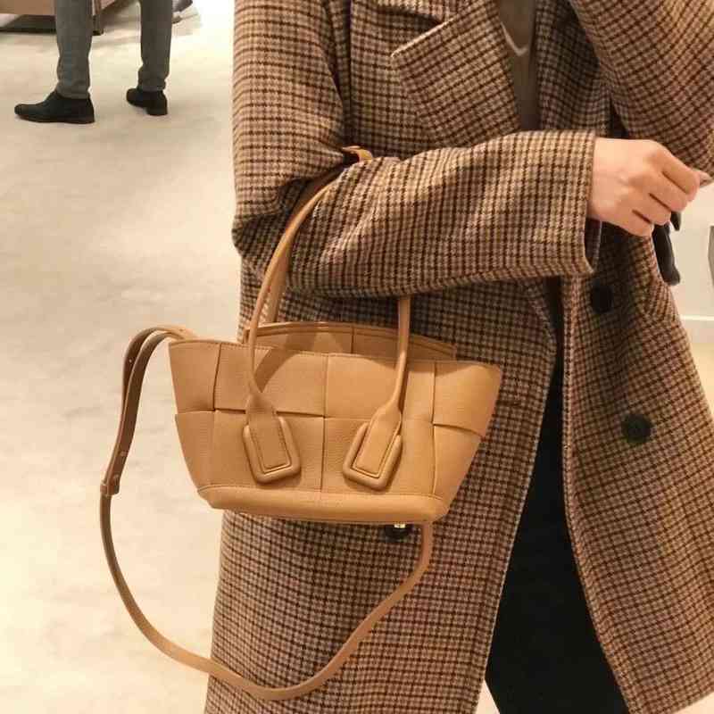 Luxury Women Bottegass Handbags Venetas Grain Face Handbag Arco29 Lychee Pattern Single Shoulder Portable Shopping Women's, Other color notes
Luxury Women Bottegass Handbags Venetas Grain Face Handbag Arco29 Lychee Pattern Single Shoulder Portable Shopping Women's, Other color notes