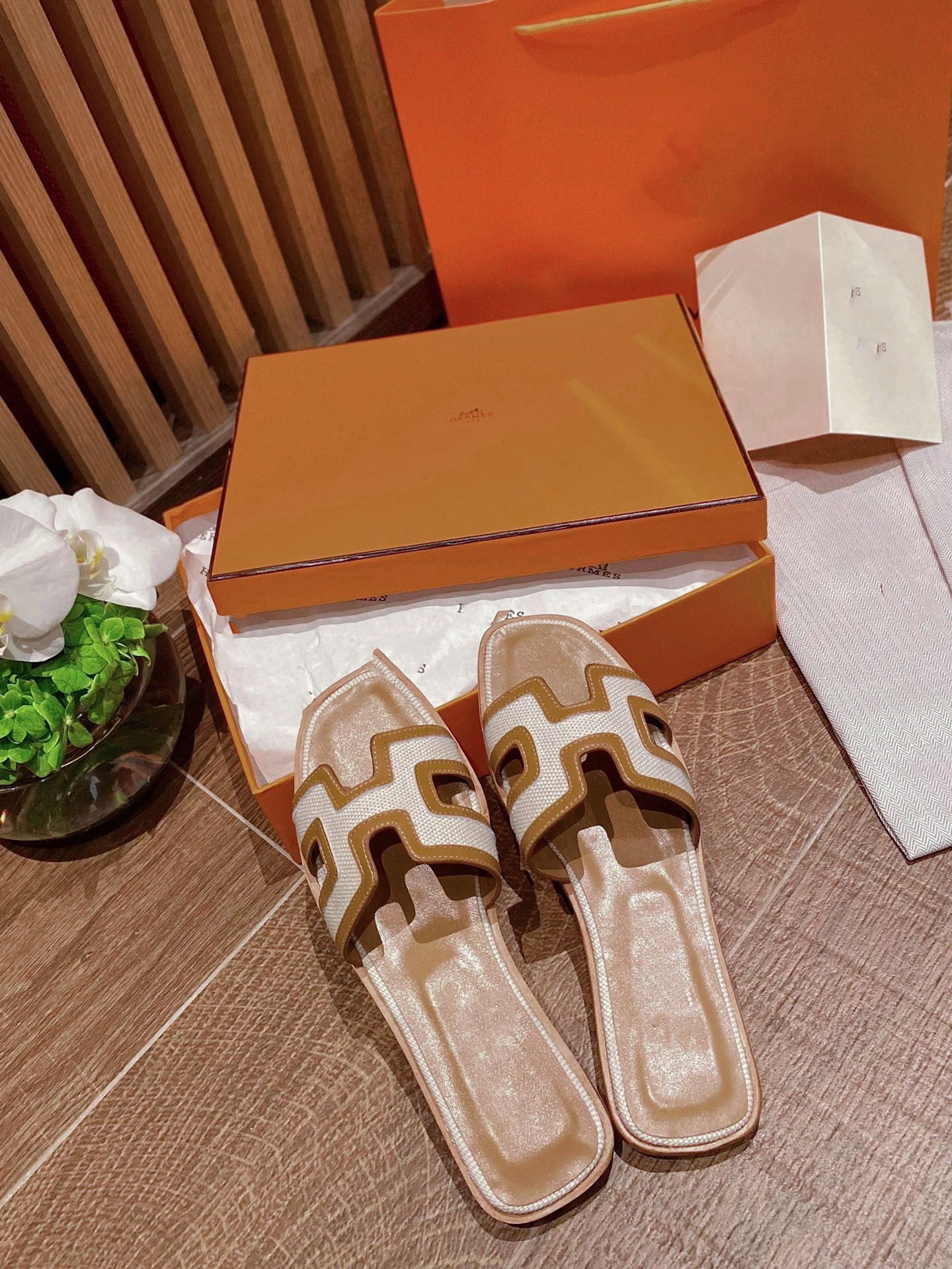 classic designer woman slippers with box men slipper gear bottoms flip flops women luxury sandals fashion causal Leather thong sandal size 35-46 0313, 04
classic designer woman slippers with box men slipper gear bottoms flip flops women luxury sandals fashion causal Leather thong sandal size 35-46 0313, 04