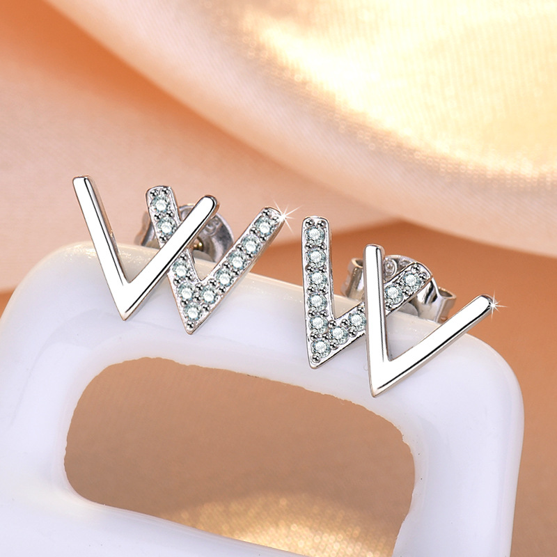 925 Sterling Silver W Letters Stud Earrings 2022 Fashion Shining Crystal CZ Zircon Designer Ear Rings Jewelry for Women Gift
925 Sterling Silver W Letters Stud Earrings 2022 Fashion Shining Crystal CZ Zircon Designer Ear Rings Jewelry for Women Gift