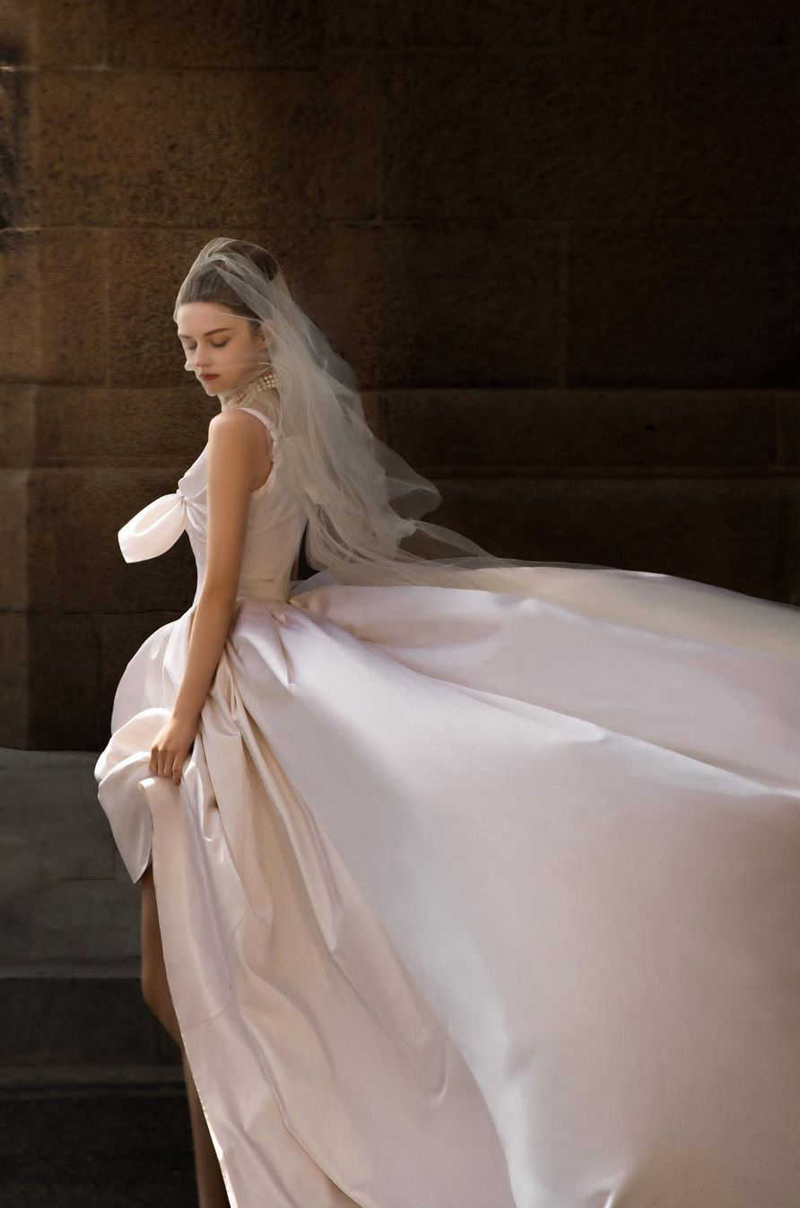 Elegant Satin Gown Wedding Dress Sexy V Neck Sleeveless Spaghetti Straps Bow Tie Appliques Custom Floor Length Made Satin Bridal Dresses Vestido De No