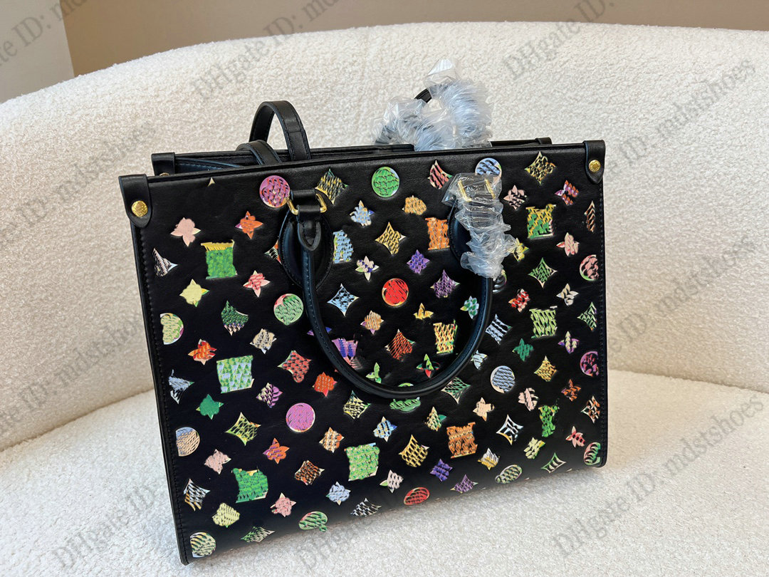 2022 Fall-Winter Series On The Go MM Womens Totes Bag Embossed Flowers Monograms Pattern Designers Handbag
2022 Fall-Winter Series On The Go MM Womens Totes Bag Embossed Flowers Monograms Pattern Designers Handbag