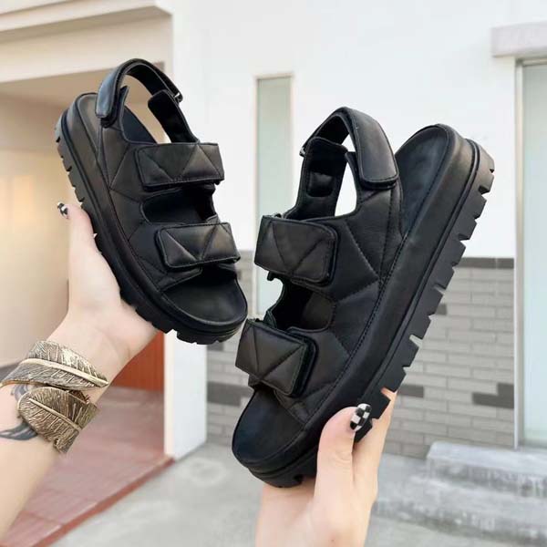 Designer Women Sandals High Quality Womens Slides Fashion Sandal Crystal Calf leather quilted Casual shoes Platform Summer Beach Slipper flip flops for 35-41, 5#
Designer Women Sandals High Quality Womens Slides Fashion Sandal Crystal Calf leather quilted Casual shoes Platform Summer Beach Slipper flip flops for 35-41, 5#