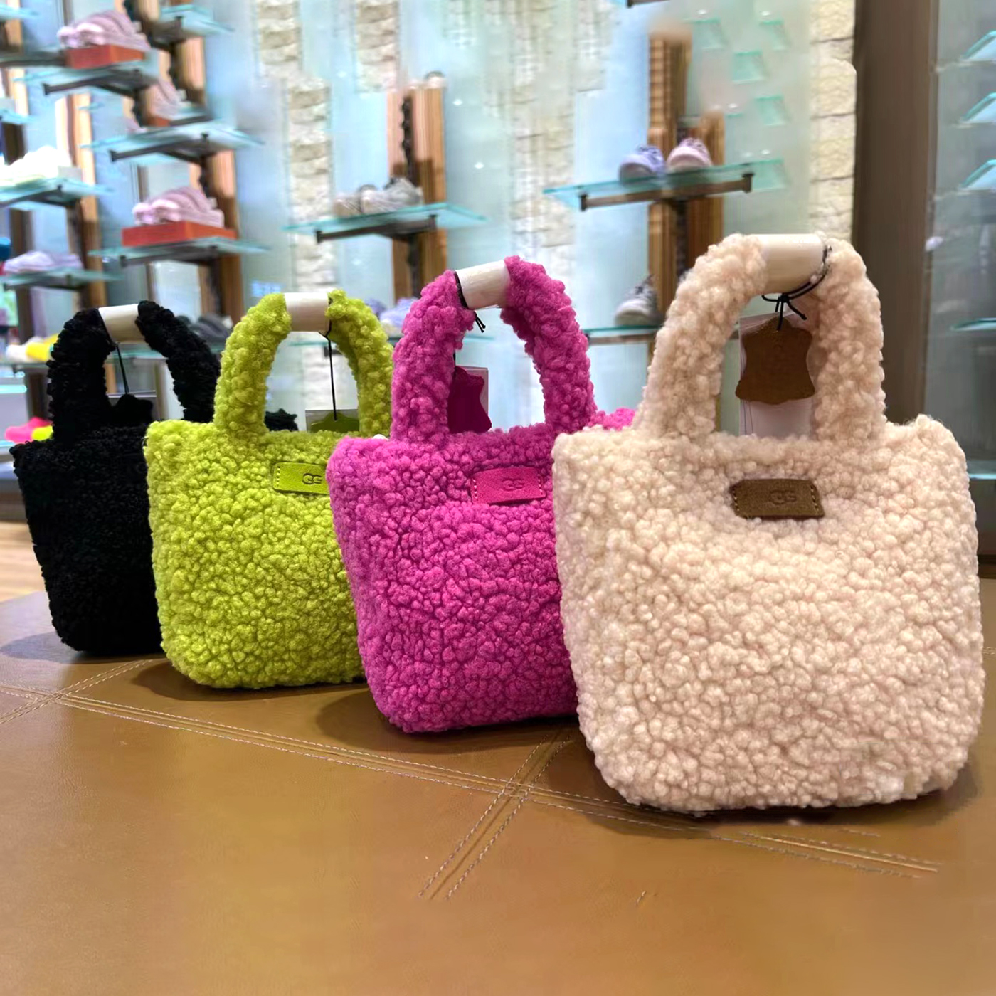ugg Fashion luxury clutch Crossbody Totes Shoulder Wool fleece teddy womens mens Luxurys Designer MINI bag To keep warm weekend handbags basket travel wallets soft, 2-green
ugg Fashion luxury clutch Crossbody Totes Shoulder Wool fleece teddy womens mens Luxurys Designer MINI bag To keep warm weekend handbags basket travel wallets soft, 2-green