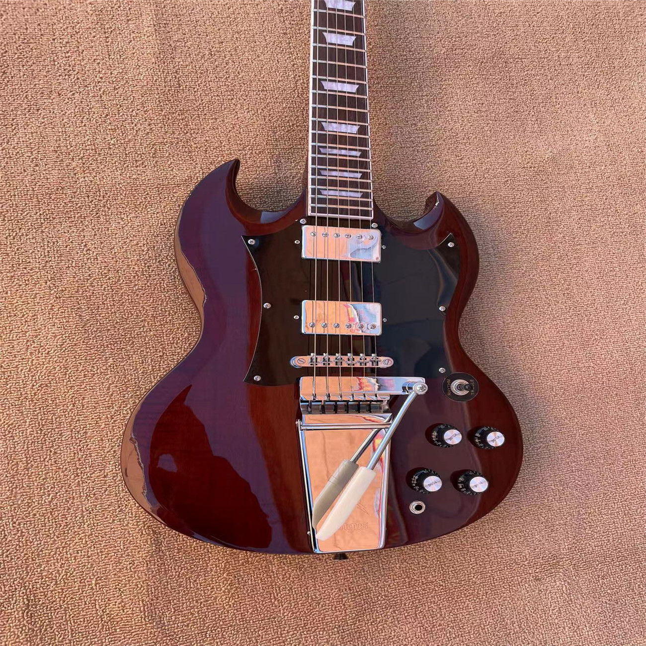 6-string electric guitar, wine red paint, chrome plated hardware with vibrato, jade tone harmonic, black decorative board
6-string electric guitar, wine red paint, chrome plated hardware with vibrato, jade tone harmonic, black decorative board