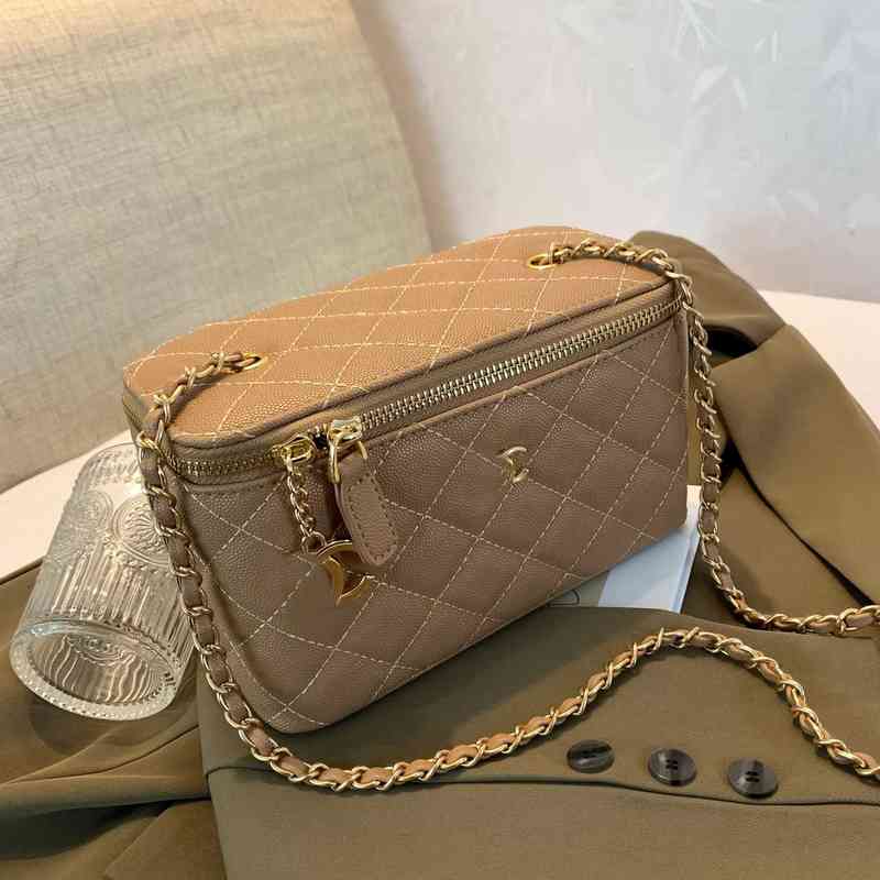 Women's bag 2022 new messenger single shoulder niche design chain trend solid color rhombic box, White
Women's bag 2022 new messenger single shoulder niche design chain trend solid color rhombic box, White